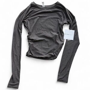 NWT Beyond Yoga “Featherweight Your Fit” Cinched Long Sleeve Crop Top in Gray